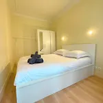 Accommodatie bij particulieren Lit Double Et Salon Avec Canape-lit A 10 Minutes Des Champs Elysees *