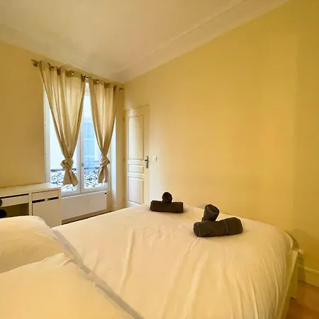 Lit Double Et Salon Avec Canape-lit A 10 Minutes Des Champs Elysees