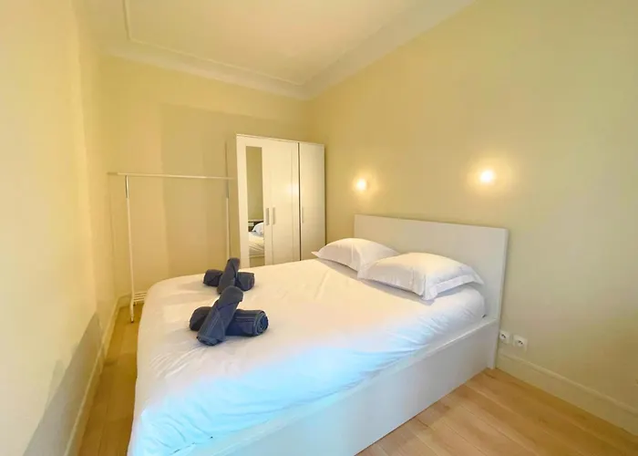 Lit Double Et Salon Avec Canape-lit A 10 Minutes Des Champs Elysees Privat bolig *