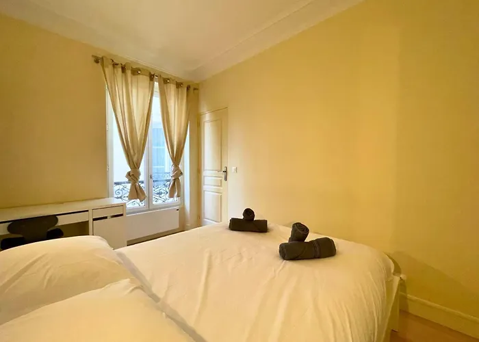 Lit Double Et Salon Avec Canape-lit A 10 Minutes Des Champs Elysees